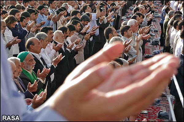 پخش مستقیم برپایی نماز پر شکوه عید فطر به امامت رهبر معظم انقلاب
