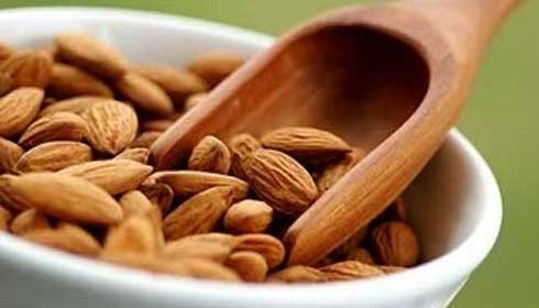فواید مصرف خوراکی‌های حاوی بادام برای دانش‌آموزان در ماه رمضان