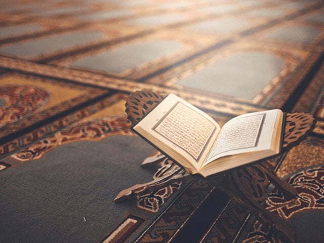 قرآن، دل‌ها را به سوی نور می‌کشاند