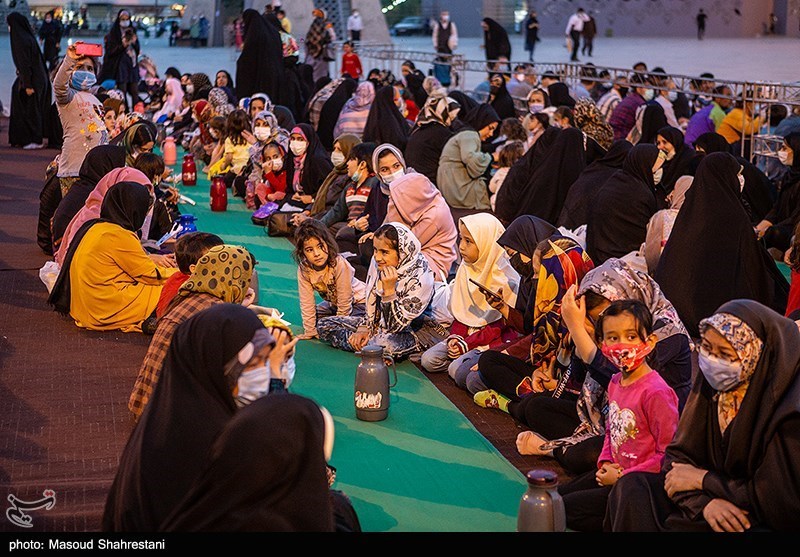 گزارش تصویری / حال و هوای افطار ماه رمضان در میدان امام حسین(ع)