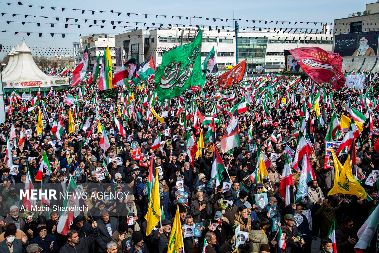 حضور پرشور مردم تهران در راهپیمایی روز قدس؛ تکبیرها در زیر باران طنینانداز شد