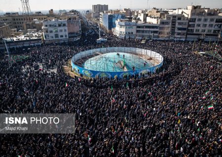 تجمع سوگواران رهبر شهید انقلاب در میدان انقلاب تهران